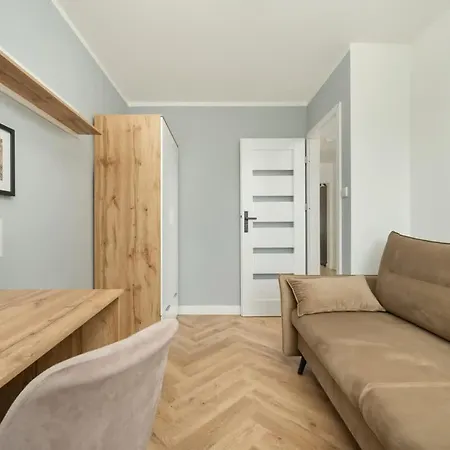 Spacious For 11 With 5 Bedrooms In By Renters Διαμέρισμα Βρότσλαβ