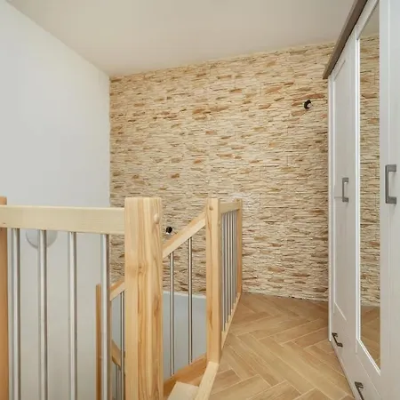 Spacious For 11 With 5 Bedrooms In By Renters *