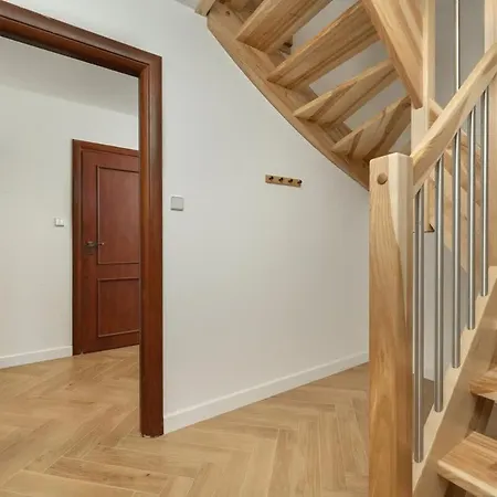 Διαμέρισμα Spacious For 11 With 5 Bedrooms In By Renters Βρότσλαβ