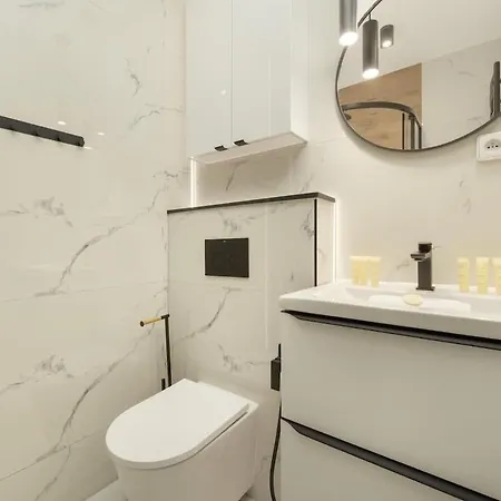 Spacious For 11 With 5 Bedrooms In By Renters 아파트 *