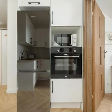 Spacious For 11 With 5 Bedrooms In By Renters 아파트