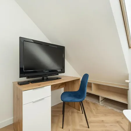 Spacious For 11 With 5 Bedrooms In By Renters Apartment