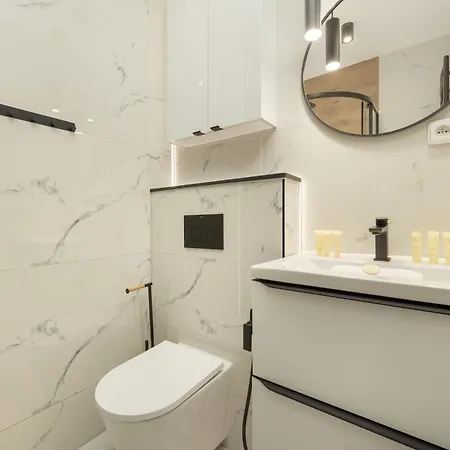 Spacious For 11 With 5 Bedrooms In By Renters Wrocław