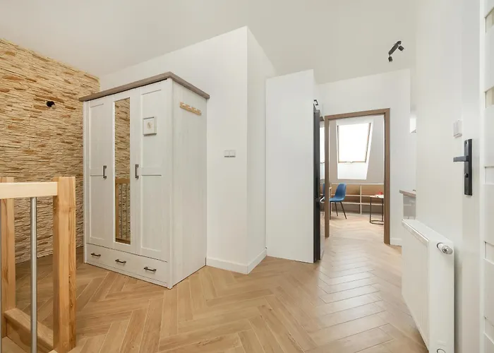 Spacious For 11 With 5 Bedrooms In By Renters Breslavia