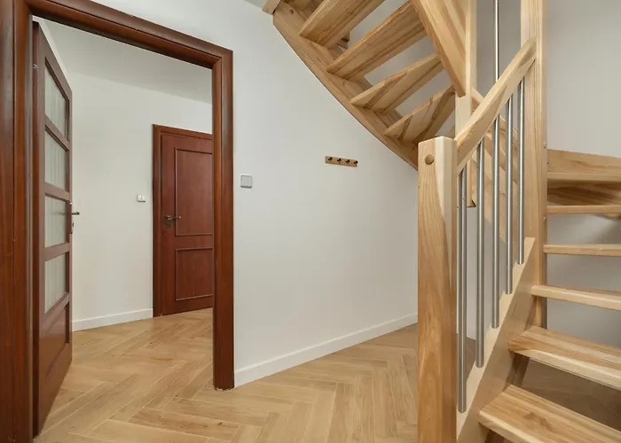 Spacious For 11 With 5 Bedrooms In By Renters Apartment *